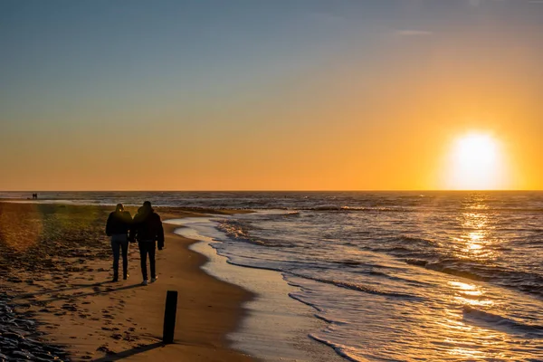 Den Helder, Netherlands. January 2022. Setting sun on the beach of Den Helder, Netherlands. — Stock Photo, Image