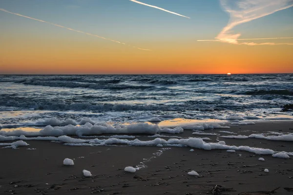 Den Helder, Ολλανδία. Ιανουάριος 2022. δύοντας ήλιο στην παραλία του Den Helder, Ολλανδία. — Φωτογραφία Αρχείου
