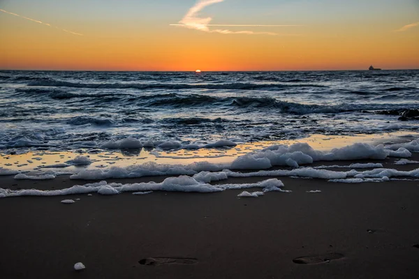 Den Helder, Nizozemsko. Leden 2022. Zapadající slunce na pláži Den Helder, Nizozemsko. — Stock fotografie