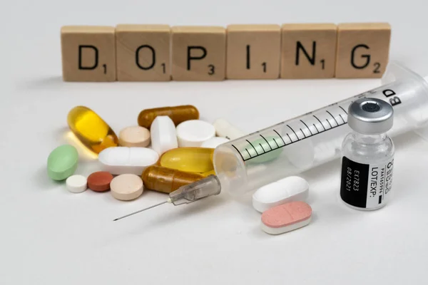 Conceito de doping. Comprimidos e seringas. — Fotografia de Stock