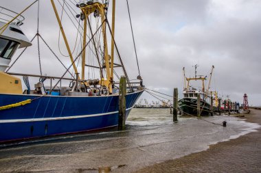 Den Oever, Hollanda. Ocak 2022. Hollanda, Den Oever Limanı 'nda gelgit yükseliyor..