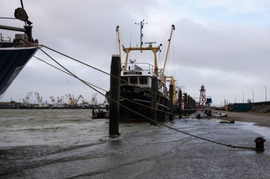 Den Oever, Hollanda. Ocak 2022. Hollanda, Den Oever Limanı 'nda gelgit yükseliyor..