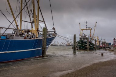 Den Oever, Hollanda. Ocak 2022. Hollanda, Den Oever Limanı 'nda gelgit yükseliyor..