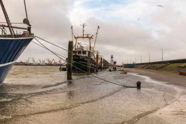 Den Oever, Hollanda. Ocak 2022. Hollanda, Den Oever Limanı 'nda gelgit yükseliyor..