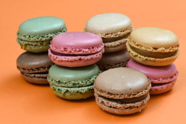 Den Helder, Hollanda. Ocak 2022. Turuncu arka planda bir yığın makaron..