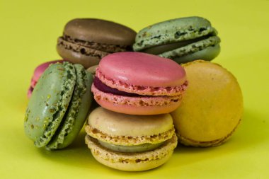 Den Helder, Hollanda. Ocak 2022. Sarı arka planda bir yığın makaron..