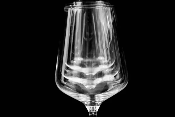 Nizozemsko, leden2022. Tři víno brýle na černém pozadí. — Stock fotografie