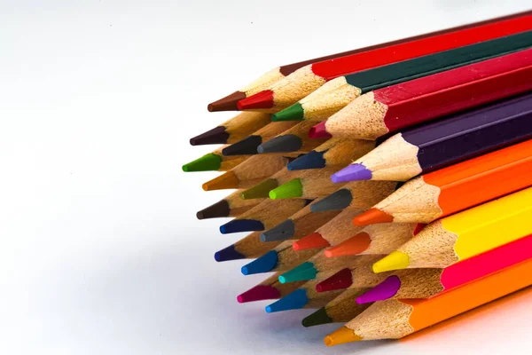 Нидерланды, февраль 2022 года. Закрытие цветных карандашей различных цветов — стоковое фото
