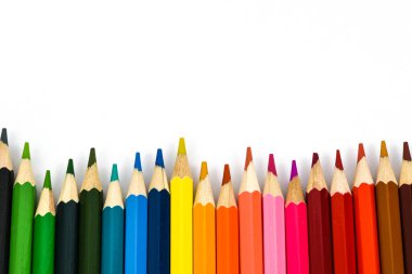 Hollanda, Şubat 2022 'de. Beyaz arkaplanda renk kalemlerini kapat.