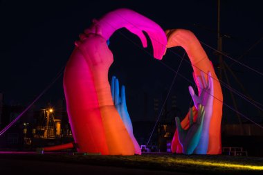 Den Helder, Hollanda. Mart 2022. Hafif sanat eserleri, Den Helder 'deki ışık yolu boyunca aydınlatılmış binalar..