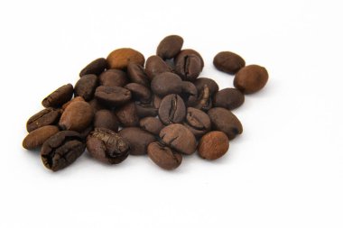 Hollanda, Mart 2022. Beyaz arka planda kahve çekirdeklerini kapatın..