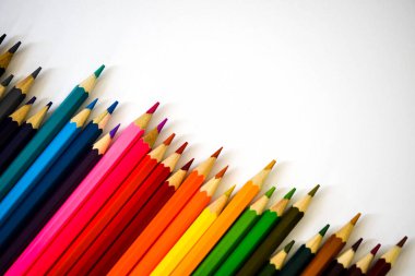 Hollanda, Mart 2022. Renkli kalemlerin çeşitlemesini kapat.