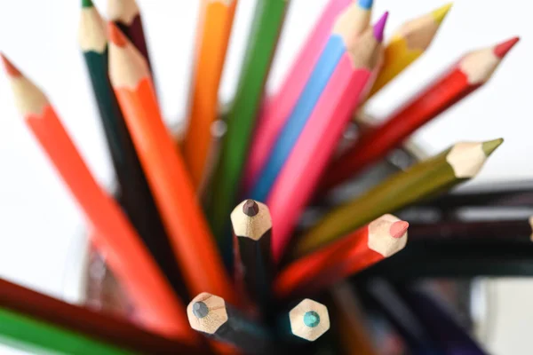Países Baixos, março de 2022. Close-up de variedade de lápis de cor. — Fotografia de Stock
