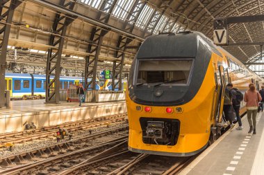 Amsterdam, Hollanda, Mart 2022. Manzarada ve merkez istasyonda Hollanda treni