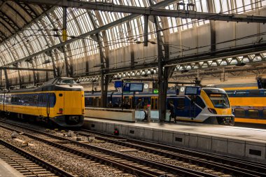 Amsterdam, Hollanda, Mart 2022. Manzarada ve merkez istasyonda Hollanda treni