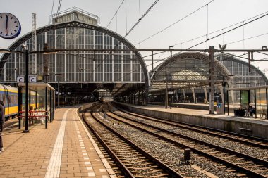 Amsterdam, Hollanda, Mart 2022. Manzarada ve merkez istasyonda Hollanda treni