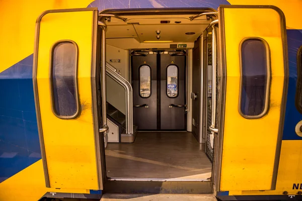 Amsterdam, Nizozemsko, březen2022. Otevřené a zavřené dveře holandského vlaku. — Stock fotografie