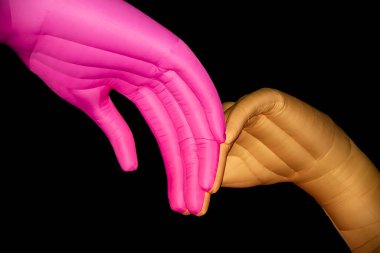 Den Helder, Hollanda, Mart 2022. Işıklı sanat rotasında aydınlatılmış nesneler ve binalar.