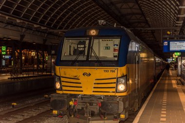 Amsterdam, Hollanda, Mart 2022. Hollanda, Amsterdam 'daki yoğun merkez istasyonu..