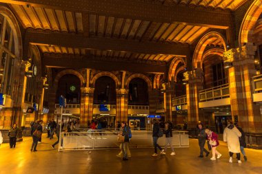 Amsterdam, Hollanda, Mart 2022. Hollanda, Amsterdam 'daki yoğun merkez istasyonu..