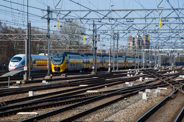 Amsterdam, Nederländerna, mars 2022. Den livliga centralstationen i Amsterdam, Nederländerna. — Stockfoto