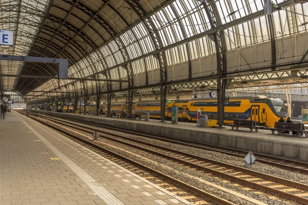 Amsterdam, Nederländerna, mars 2022. Den livliga centralstationen i Amsterdam, Nederländerna. — Stockfoto