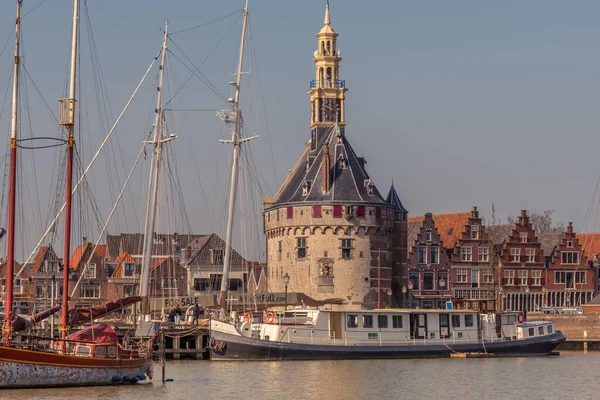 Hoorn, Hollanda, Mart 2022. Hoorn limanının girişindeki tarihi savunma kulesi.. — Stok fotoğraf