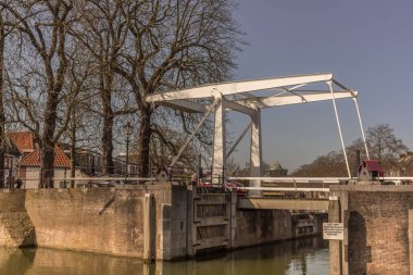Hoorn, Hollanda, 23 Haziran 2020. Oosterbrug, Hollanda 'daki tarihi Hoorn köyünün merkezine bir köprü.