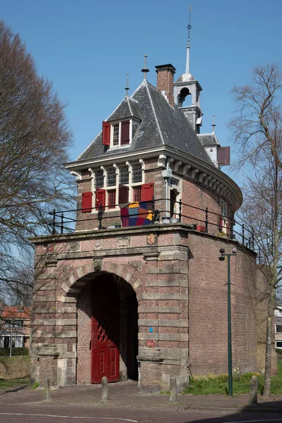 Hoorn, Holanda, marzo de 2022. La puerta principal de la ciudad de Hoorn, Países Bajos. — Foto de Stock