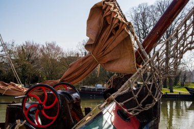 Hoorn, Hollanda, Mart 2022. Hoorn Limanı 'nda eski tekneler ve tarihi cephelerle.