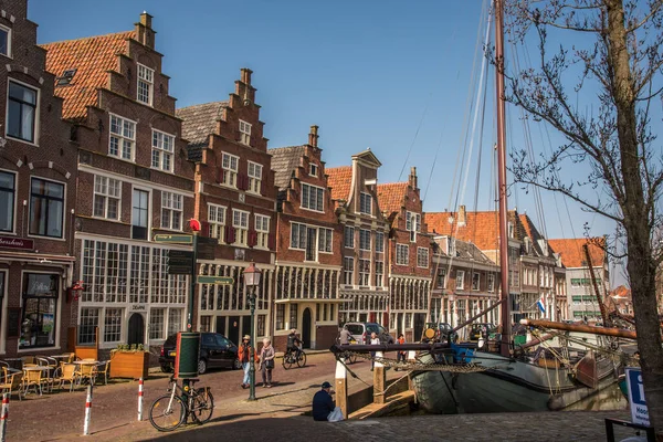 Hoorn, Hollanda, Mart 2022. Hoorn Limanı 'nda eski tekneler ve tarihi cephelerle. — Stok fotoğraf