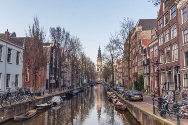 Amsterdam, Hollanda, Nisan 2022. Zuiderkerk ve Amsterdam 'daki Groenburgwal. Yüksek kalite fotoğraf