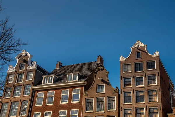 Άμστερνταμ Ολλανδία Απρίλιος 2022 Ιστορικές Προσόψεις Κατά Μήκος Των Καναλιών — Φωτογραφία Αρχείου