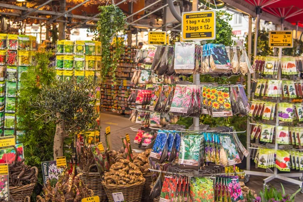 Amsterdam, Hollanda, Nisan 2022. Amsterdam 'daki çiçek pazarında çiçek soğanları sergileniyor. Yüksek kalite fotoğraf