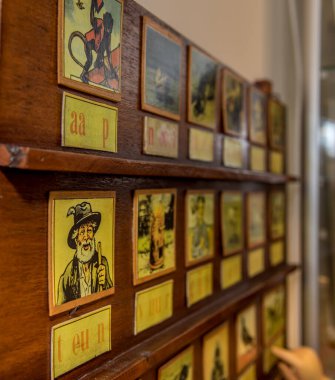 Hoorn, Hollanda, Mart 2022. 1950 'lerden kalma Hollandalı dilinin eski moda okuma tahtası. Yüksek kalite fotoğraf