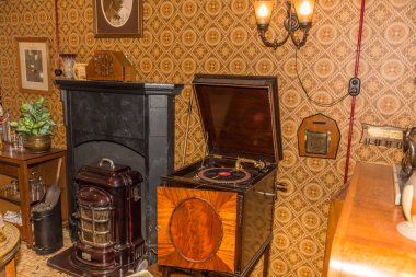 Hoorn, Hollanda, Nisan 2022. 1950 'lerin Hollanda oturma odasının içi. Yüksek kalite fotoğraf