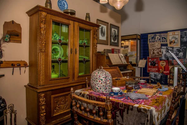 Hoorn, Hollanda, Nisan 2022. 1950 'lerin Hollanda oturma odasının içi. Yüksek kalite fotoğraf