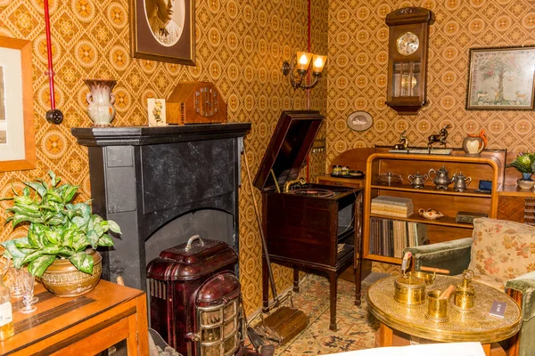 Hoorn, Hollanda, Nisan 2022. 1950 'lerin Hollanda oturma odasının içi. Yüksek kalite fotoğraf