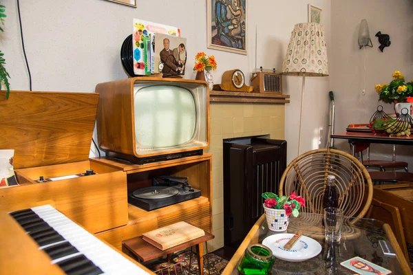 Hoorn, Hollanda, Nisan 2022. 1950 'lerin Hollanda oturma odasının içi. Yüksek kalite fotoğraf