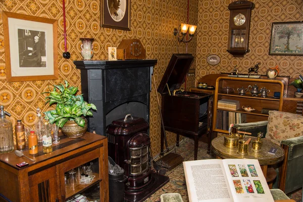 Hoorn, Hollanda, Nisan 2022. 1950 'lerin Hollanda oturma odasının içi. Yüksek kalite fotoğraf