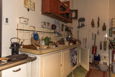 Hoorn, Hollanda, Nisan 2022. 1950 'lerin Hollanda mutfağının içi. Yüksek kalite fotoğraf