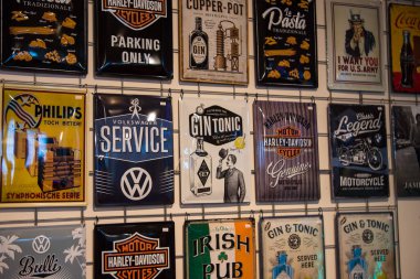 Hoorn, Hollanda, Mart 2022. Eski emaye reklamları ve reklam panoları. Yüksek kalite fotoğraf