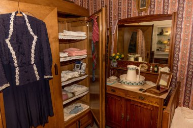 Hoorn, Hollanda, Mart 2022. Hollandalı bir evde eski moda gardırop ve askılık. Yüksek kalite fotoğraf