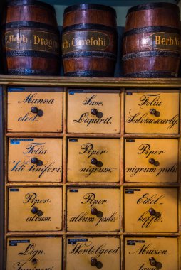 Amsterdam, Hollanda, Nisan 2022. Amsterdam 'da bir eczanede eski çekmeceler. Yüksek kalite fotoğraf