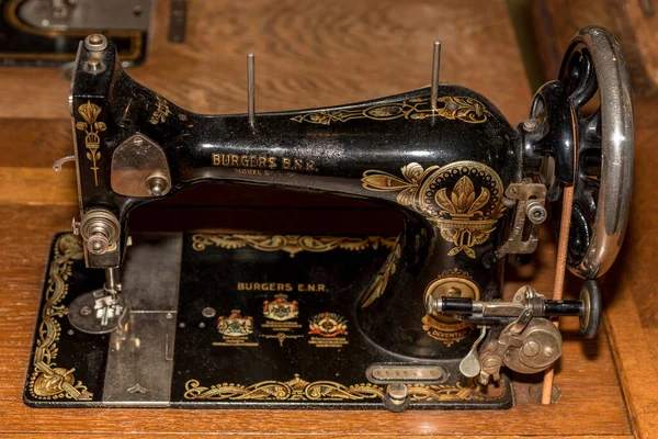 Hoorn, Hollanda, Mart 2022. Eski moda dikiş makinesi. Yüksek kalite fotoğraf
