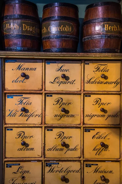 Amsterdam, Hollanda, Nisan 2022. Amsterdam 'da bir eczanede eski çekmeceler. Yüksek kalite fotoğraf