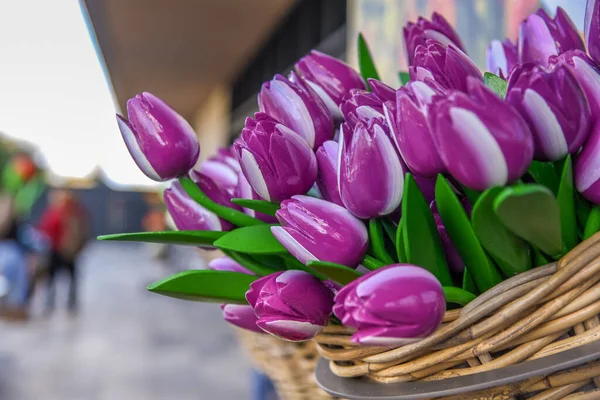 Lisse, Holanda, abril de 2022. Clogs e tulipas de madeira, lembranças da Holanda. — Fotografia de Stock