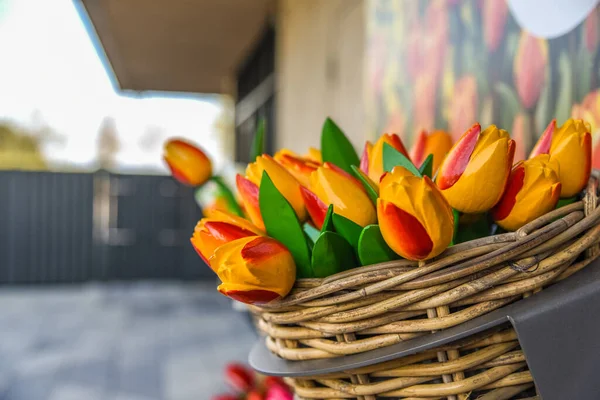 Lisse, Holanda, abril de 2022. Clogs e tulipas de madeira, lembranças da Holanda. — Fotografia de Stock