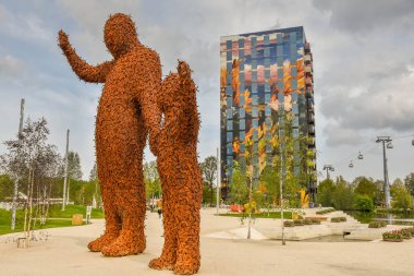 Almere, Hollanda, Mayıs 2022. Arnhem devleri ve Flores yerleşim kulesi Almere 'deki Floriade Fuarı 2022' de. Yüksek kalite fotoğraf