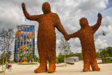 Almere, Hollanda, Mayıs 2022. Arnhem devleri ve Flores yerleşim kulesi Almere 'deki Floriade Fuarı 2022' de. Yüksek kalite fotoğraf